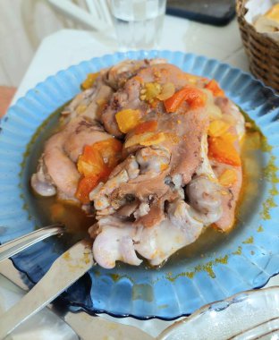 Patates ve havuçlu kızarmış tavuk.