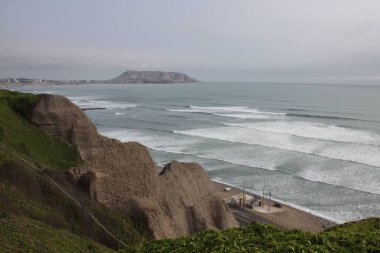 Dağlarda güzel bir kumsal görüntüsü.