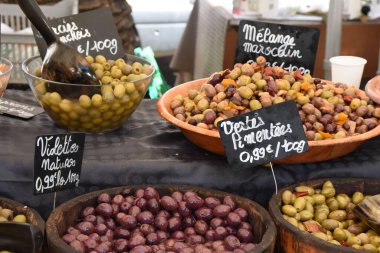 Siyah ve yeşil zeytin 