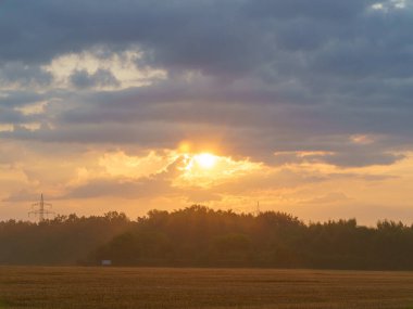 Sahada gün batımı
