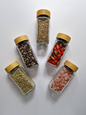 Siyah arkaplanda farklı kuru baharat türleri.