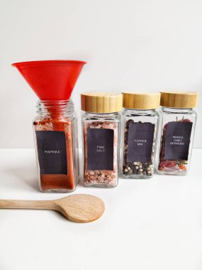 Kavanoz içinde çeşitli baharatlar kümesi