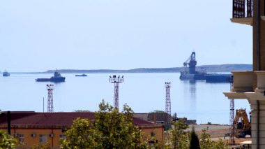 Şehrin merkezinde gemiler var. Yüksek kalite fotoğraf