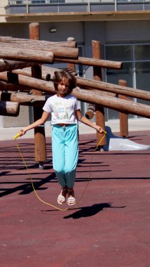 Parkta atlayan ve yaz günü eğlenen aktif bir kız. Yüksek kalite fotoğraf