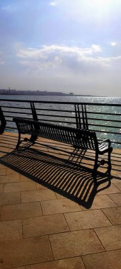 Deniz manzaralı bir bankta. Yüksek kalite fotoğraf