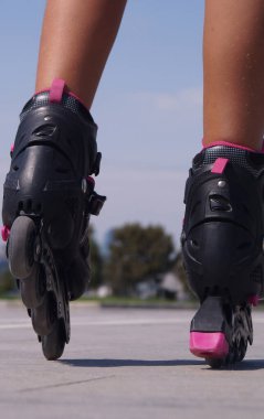 Parkta güneşli bir günde patenci kızlar aktif ve neşelidir. Yüksek kalite fotoğraf