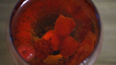 Bir bardak gül şarabı ve dut. Yüksek kalite fotoğraf