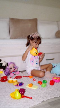 Oyuncak tabaklar ve sebzelerle oynayan kız. Yüksek kalite fotoğraf
