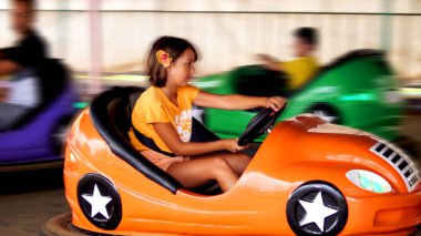 Kız araba sürerek eğleniyor. Çocuklar için eğlence, otodrom. Yüksek kalite fotoğraf