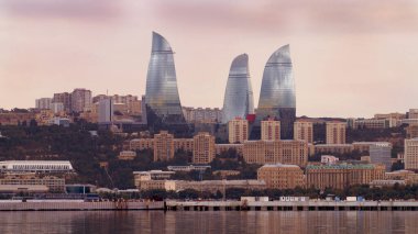Baku, deniz kenarındaki alev kulelerinin manzarası. Yüksek kalite fotoğraf