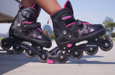 Parkta güneşli bir günde patenci kızlar aktif ve neşelidir. Yüksek kalite fotoğraf