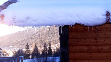 Çatıda buz saçakları var. Yüksek kalite fotoğraf