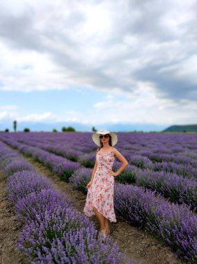 Lavanta tarlasında bir kadın. Yüksek kalite fotoğraf