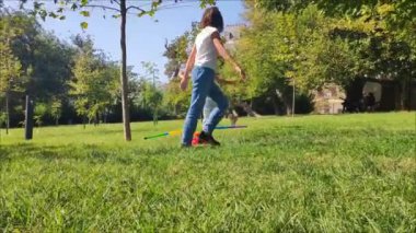 Atlamak için oyuncak kullanan iki kız. Yüksek kaliteli FullHD görüntüler