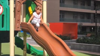 Çocuk parkında oynayan çocuklar. Yüksek kaliteli FullHD görüntüler