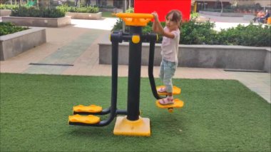 Sokak simülatörü kullanan küçük bir kız. Yüksek kaliteli FullHD görüntüler