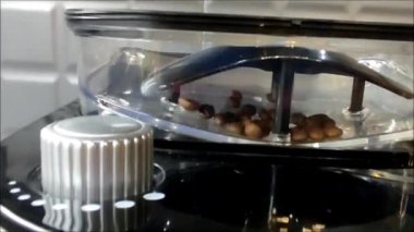 Kahve makinesinde kahve hazırlıyorum. Yüksek kaliteli FullHD görüntüler