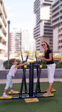 Anne ve kızı sokak simülasyonunu kullanıyor. Yüksek kalite fotoğraf