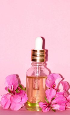 Pembe arka planda serum cilt bakımı. Yüksek kalite fotoğraf