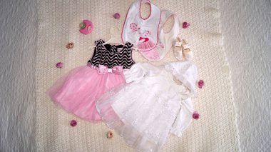 Küçük kız için beyaz battaniye üzerinde elbiseler. Yüksek kalite fotoğraf