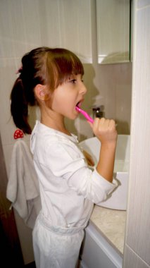 Küçük kız dişlerini fırçalıyor. Yüksek kalite fotoğraf