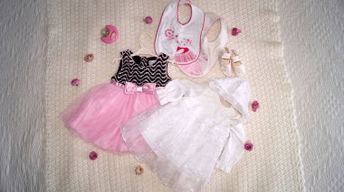 Küçük kız için beyaz battaniye üzerinde elbiseler. Yüksek kalite fotoğraf