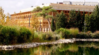 Parktaki ahşap ev. Yüksek kalite fotoğraf