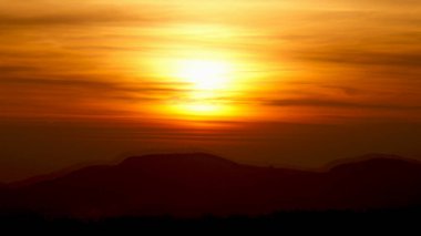 Dağda kırmızı gün batımı. Yüksek kalite fotoğraf