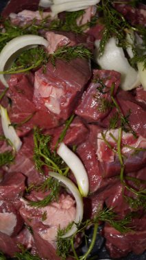 Kesme tahtasındaki çiğ et. Yüksek kalite fotoğraf