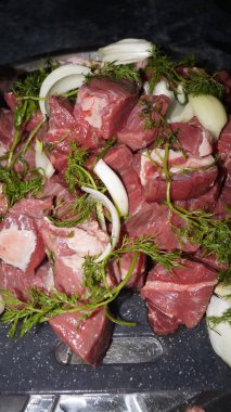 Kesme tahtasındaki çiğ et. Yüksek kalite fotoğraf