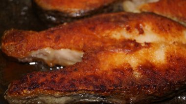 Tavada kızarmış alabalık. Yüksek kalite fotoğraf