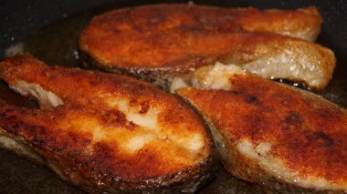 Tavada kızarmış alabalık. Yüksek kalite fotoğraf