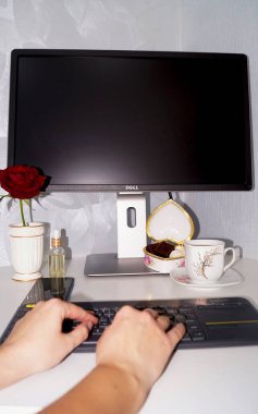 Bilgisayarlı kadın çalışma alanı. Yüksek kalite fotoğraf