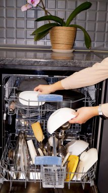 Genç bir kadın ve bulaşık makinesi. Yüksek kalite fotoğraf