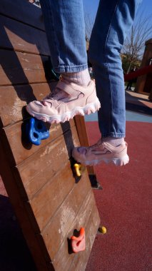 Genç kız parka tırmanıyor. Yüksek kalite fotoğraf