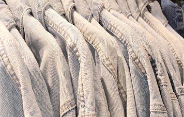 Sıra sıra kot ceketler. Yüksek kalite fotoğraf