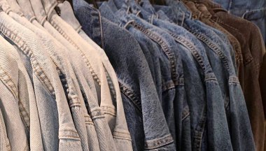 Sıra sıra kot ceketler. Yüksek kalite fotoğraf