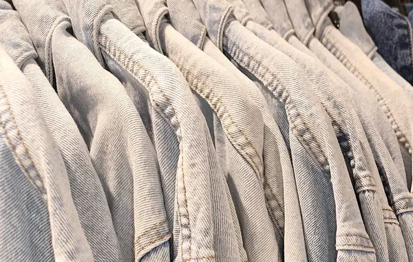 Sıra sıra kot ceketler. Yüksek kalite fotoğraf