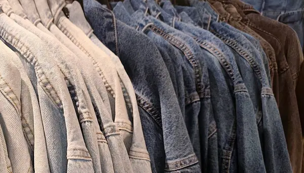 Sıra sıra kot ceketler. Yüksek kalite fotoğraf