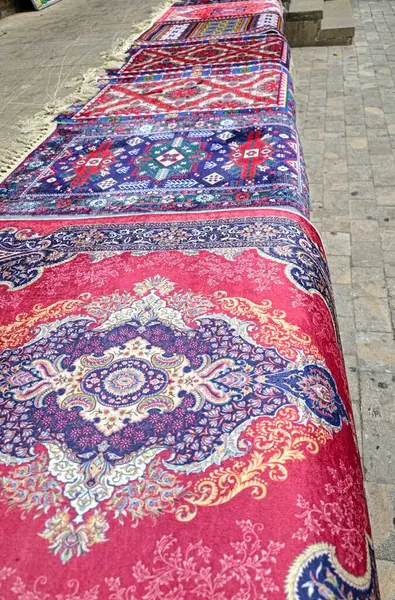 Azerbaycan eski moda halılar sergide. Yüksek kalite fotoğraf