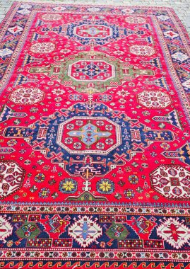 Azerbaycan eski moda halılar sergide. Yüksek kalite fotoğraf