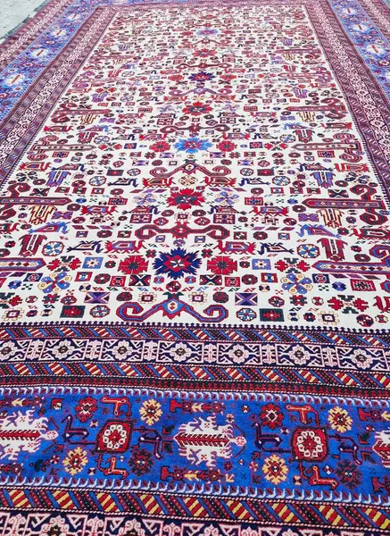 Azerbaycan eski moda halılar sergide. Yüksek kalite fotoğraf