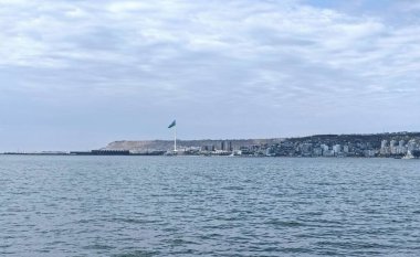 Bakü bulvarı Hazar denizi ve şehri manzaralı. Yüksek kalite fotoğraf