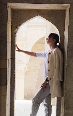 Genç kadın dışarıda beyaz önlüklü poz veriyor. Yüksek kalite fotoğraf