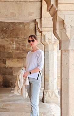 Genç kadın dışarıda beyaz önlüklü poz veriyor. Yüksek kalite fotoğraf