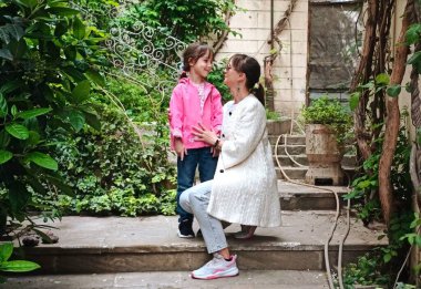 Anne ve kızı dışarıda birlikte yürüyorlar. Yüksek kalite fotoğraf