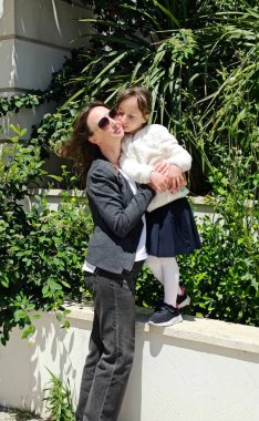 Anne ve kızı dışarıda birlikte yürüyorlar. Yüksek kalite fotoğraf