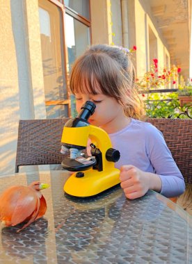 Küçük kız ve mikroskop. Yüksek kalite fotoğraf
