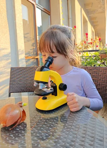 Küçük kız ve mikroskop. Yüksek kalite fotoğraf