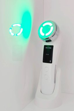 Evde yüz bakımı cihazı. Yüksek kalite fotoğraf